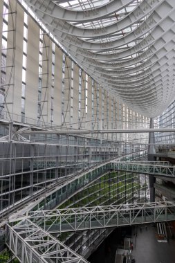 Tokyo, Japonya - 13 Mayıs 2024: Japonya 'daki Tokyo Uluslararası Forum' un halka açık salonu. Modern mimarinin harika bir örneği..