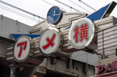 Tokyo, Japonya - 13 Mayıs 2024: Tokyo, Japonya 'daki Ameyoko market mahallesi. Ameyoko Alışveriş Sokağı yükseltilmiş demiryolu hattının altında bir mağaza koleksiyonudur..