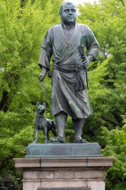 Tokyo, Japonya - 13 Mayıs 2024: Tokyo 'daki Ueno Park' ta Saigo Takamori heykeli. Tokugawa Şogunluğu 'nun devrilmesinde bir liderdi.