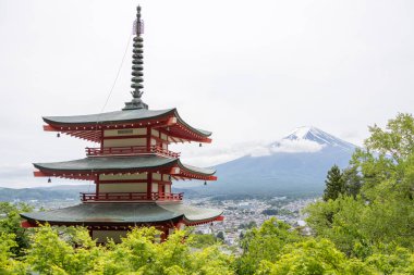 Shimoyoshida, Japonya - 15 Mayıs 2024: Japonya 'daki Arakurayama Sengen Parkı' nda Chureito Pagoda ile Fuji Dağı 'nın manzarası