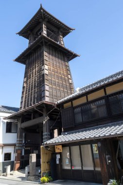 Kawagoe, Japonya- 17 Mayıs 2024: Japonya 'nın Saitama ilindeki Kawagoe şehri. Time 's Bell adında çan kulesi olan küçük bir caddenin manzarası.