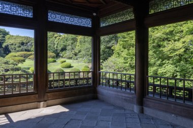 Tokyo, Japonya - 17 Mayıs 2024: Tokyo 'daki Shinjuku Gyoen Ulusal Bahçesi' nden Kyu Goryo Tei veya Tayvan Pavyonu. Bina Tayvan 'daki Japonlardan bir hediyeydi.