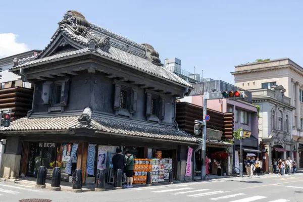 Kawagoe, Japonya- 17 Mayıs 2024: Turistler ve yerel halk Kawagoe, Japonya 'daki eski bir depo olan dükkanlar ve dükkanlar boyunca yürüyorlar..