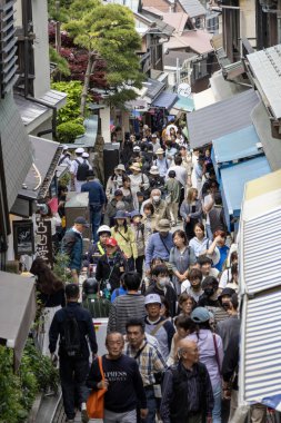 Enoshima, Japonya - 14 Mayıs 2024: Enoshimo, Japonya 'da Enoshima Benzaiten Nakamise Caddesi. Bölgedeki birçok hediyelik eşya dükkanı ve restoran her gün turistleri ağırlıyor.