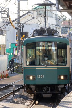 Kamakura, Japonya - 14 Mayıs 2024: Kamakura, Japonya 'daki Enoshima Dentetsu tren hattı. Eski cazibesini deniz kenti Kamakura 'da sergiliyor.