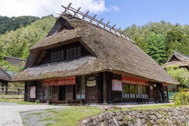 Kawaguchiko, Japonya- 16 Mayıs 2024: Saiko Iyashi no Sato Nenba veya Kawaguchiko, Japonya 'daki Geleneksel Japon Köyü. Burası Fuji Dağı 'na yakın eski çiftlik evlerini birleştirmek için güzel bir yer.