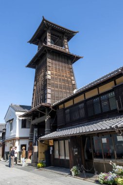 Kawagoe, Japonya- 17 Mayıs 2024: Japonya 'nın Saitama ilindeki Kawagoe şehri. Time 's Bell adında çan kulesi olan küçük bir caddenin manzarası.