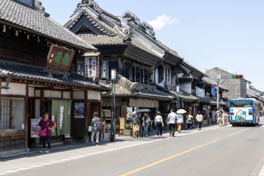 Kawagoe, Japonya- 17 Mayıs 2024: Turistler ve yerel halk Kawagoe, Japonya 'daki eski bir depo olan dükkanlar ve dükkanlar boyunca yürüyorlar..