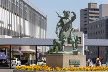 Okayama, Japonya - 10 Mayıs 2024: Okayama, Japonya 'daki JR tren istasyonunun önündeki Momotaro Heykeli. Momotaro 'nun kökeninin burada, Okayama' da olduğu söylenir.