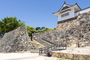 Okayama, Japonya - 10 Mayıs 2024 Okayama Kalesi 'nin Akazu-no-Mon kapısı. Bu büyük kale kapısı ana katın girişi olarak güçlendirildi.