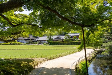 Okayama, Japonya- 10 Mayıs 2024: Korakuen, Japon bahçesi Okayama 'da. Japonya 'nın üç büyük bahçesinden biridir.