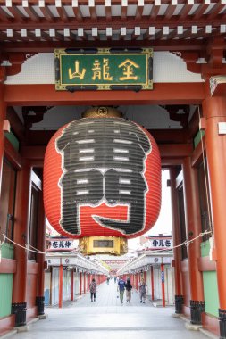 Tokyo, Japonya - 11 Mayıs 2024: Senso-ji tapınağı Tokyo, Japonya 'da Kaminarimon kapısı. Bu kapı turistler arasında çok popüler..