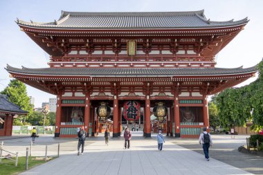 Tokyo, Japonya - 11 Mayıs 2024: Asakusa Dera Senso-ji Tokyo 'daki en eski Budist tapınağıdır. Aslen 645 yılında kurulmuş olup, Asakusa bölgesinin merkezini oluşturur..