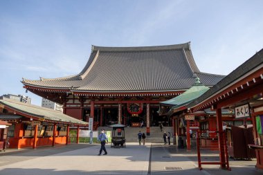 Tokyo, Japonya - 11 Mayıs 2024: Asakusa Dera Senso-ji Tokyo 'daki en eski Budist tapınağıdır. Aslen 645 yılında kurulmuş olup, Asakusa bölgesinin merkezini oluşturur..