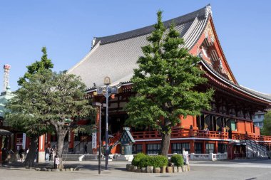 Tokyo, Japonya - 11 Mayıs 2024: Asakusa Dera Senso-ji Tokyo 'daki en eski Budist tapınağıdır. Aslen 645 yılında kurulmuş olup, Asakusa bölgesinin merkezini oluşturur..