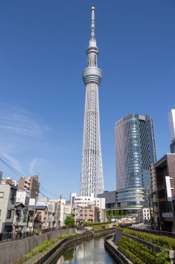Tokyo, Japonya - 11 Mayıs 2024: Tokyo Skytree, Tokyo, Japonya 'da bir yayın ve gözlem kulesi. 2010 yılında Japonya 'daki en yüksek yapı oldu.
