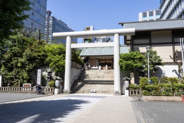 Tokyo, Japonya - 11 Mayıs 2024: Tokyo, Japonya 'daki Shiba Daijingu Tapınağı. 1.000 yıllık tarihi olan bir tapınak. Adı da 