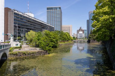 Tokyo, Japonya - 11 Mayıs 2024: Tokyo 'daki İmparatorluk Sarayı' nın doğu bahçelerini çevreleyen nehir. Tokyo İmparatorluk Sarayı, Japonya İmparatoru 'nun ana sarayıdır.