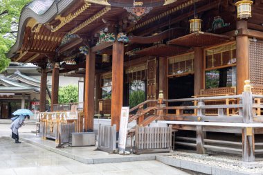 Tokyo, Japonya - 13 Mayıs 2024: Yushima Tenmangu, Japonya 'da Yushima Tenjin olarak da bilinir. Tapınak, Shinto öğrenme tanrısı Tenjin 'e adanmıştır.