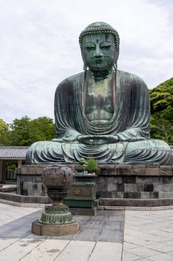 Kamakura, Japonya- 14 Mayıs 2024: Kamakura, Japonya 'daki Kamakura tapınağındaki Kamakura Daibutsu heykeli