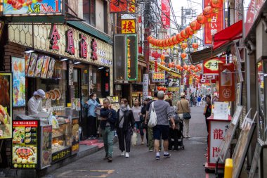 Yokohama, Japonya - 19 Mayıs 2024: Yokohama Çin Mahallesi, Japonya 'ya turistler ziyaret etti. Japoncada Yokohama Chukagai olarak adlandırılır ve Japonya 'daki üç Çin mahallesinden biridir..