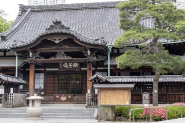 Tokyo, Japonya - 19 Mayıs 2024: Tokyo, Japonya 'daki Sengakuji Tapınağı. 47 Samuray 'ın son dinlenme yeridir (47 Ronin).