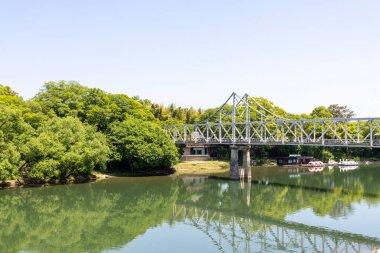 Okayama, Japonya - 10 Mayıs 2024: Okayama City, Japonya 'daki Asahi nehri üzerindeki Tsukimi köprüsü. Okayama 'daki Tsukimi-bashi köprüsü Okayama Kalesi ve Korakuen' i birbirine bağlıyor.