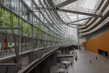 Tokyo, Japonya - 13 Mayıs 2024: Japonya 'daki Tokyo Uluslararası Forum' un halka açık salonu. Modern mimarinin harika bir örneği..