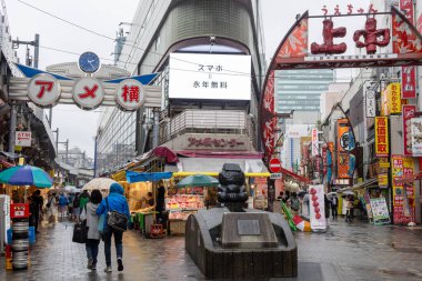 Tokyo, Japonya - 13 Mayıs 2024 Uena istasyonu, Tokyo yakınlarındaki Ueno Nakadori Alışveriş Sokağı. Daha çok Uechun olarak bilinir.