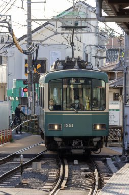 Kamakura, Japonya - 14 Mayıs 2024: Kamakura, Japonya 'daki Enoshima Dentetsu tren hattı. Eski cazibesini deniz kenti Kamakura 'da sergiliyor.