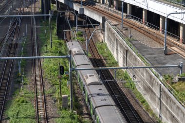 Tokyo, Japonya - 15 Mayıs 2024: Tokyo, Japonya 'daki Shinjuku tren istasyonuna yaklaşan trenler. Shinjuku Japonya 'daki en büyük tren istasyonlarından biridir..