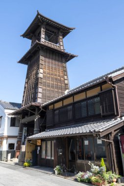 Kawagoe, Japonya- 17 Mayıs 2024: Japonya 'nın Saitama ilindeki Kawagoe şehri. Time 's Bell adında çan kulesi olan küçük bir caddenin manzarası.