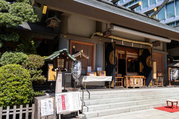 Tokyo, Japonya - 11 Mayıs 2024: Tokyo, Japonya 'daki Shiba Daijingu Tapınağı. 1.000 yıllık tarihi olan bir tapınak. Adı da 