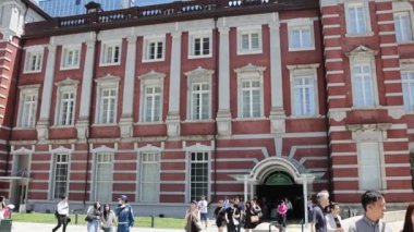 Tokyo, Japonya - 11 Mayıs 2024 Tokyo İstasyonu şehir manzaralı güzel bir bina, burası Tokyo, Japonya 'daki en eski ve en güzel tren istasyonu.