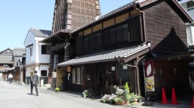 Kawagoe, Japonya- 17 Mayıs 2024: Japonya 'nın Saitama ilindeki Kawagoe şehri. Time 's Bell adında çan kulesi olan küçük bir caddenin manzarası.