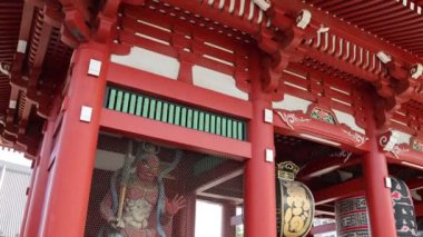 Tokyo, Japonya - 11 Mayıs 2024: Senso-ji tapınağı Tokyo, Japonya 'da Kaminarimon kapısı. Bu kapı turistler arasında çok popüler..