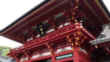 Kamakura, Japonya - 14 Mayıs 2024: Japonya, Kamakura 'daki Tsurugaoka Hachimangu Tapınağı manzarası. Bu güzel tapınak 800 yıldan fazladır var.