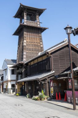 Kawagoe, Japonya- 17 Mayıs 2024: Japonya 'nın Saitama ilindeki Kawagoe şehri. Time 's Bell adında çan kulesi olan küçük bir caddenin manzarası.