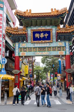 Yokohama, Japonya - 19 Mayıs 2024: Yokohama Çin Mahallesi, Japonya 'ya turistler ziyaret etti. Japoncada Yokohama Chukagai olarak adlandırılır ve Japonya 'daki üç Çin mahallesinden biridir..