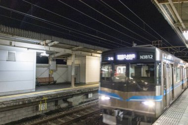 Miyoshi, Japonya- 8 Mayıs 2024: Yerel tren Nagoya, Japonya 'daki Kurozasa istasyonuna gece yaklaşır. Kurozasa İstasyonu, Aichi Miyoshi şehrinde bir tren istasyonudur.