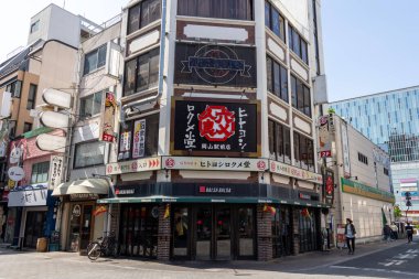 Okayama, Japonya - 10 Mayıs 2024: Japonya 'daki Okayama şehrinin sokak manzarası. Okayama ilinin başkentidir..