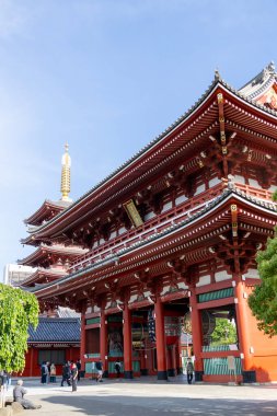 Tokyo, Japonya - 11 Mayıs 2024: Asakusa Dera Senso-ji Tokyo 'daki en eski Budist tapınağıdır. Aslen 645 yılında kurulmuş olup, Asakusa bölgesinin merkezini oluşturur..