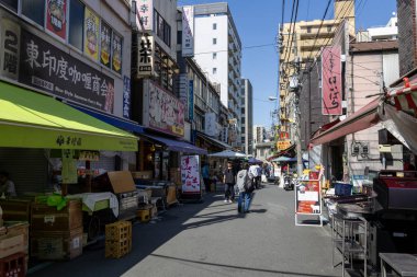 Tokyo, Japonya - 11 Mayıs 2024: İnsanlar Tokyo 'daki Tsukiji Dış Pazarı' nı ziyaret ediyor. Tsukiji Dış Pazarı bir gurme harikalar diyarı, özellikle de deniz ürünleri severler için.