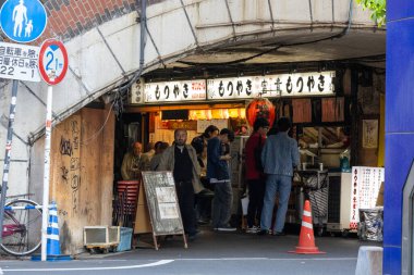 Tokyo, Japonya - 11 Mayıs 2024: Izakaya ya da Tokyo 'daki demiryolu tünelinin altındaki Japon lokantası.