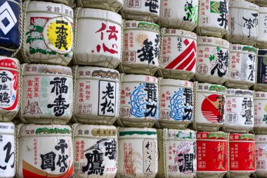 Tokyo, Japonya - 12 Mayıs 2024: Meiji Jingu tapınağında sake fıçıları koleksiyonu. Bu variller Meiji Jingu Ulusal Sake Bira Fabrikası tarafından her yıl kutsanmış tanrılara sunuluyor..