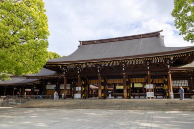 Tokyo, Japonya - 12 Mayıs 2024: Tokyo, Japonya 'da Meiji Jingu. İmparator Meiji ve karısı İmparatoriçe Shoken 'in tanrılaştırılmış ruhlarına ithaf edilmiştir.
