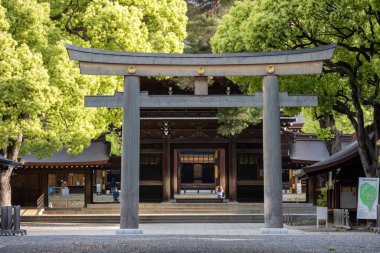 Tokyo, Japonya - 12 Mayıs 2024: Meiji Jingu Sanno Torii Tokyo 'daki Meiji Jingu' nun içinde bulunmaktadır. İmparator Meiji ve karısı İmparatoriçe Shoken 'in tanrılaştırılmış ruhlarına ithaf edilmiştir.