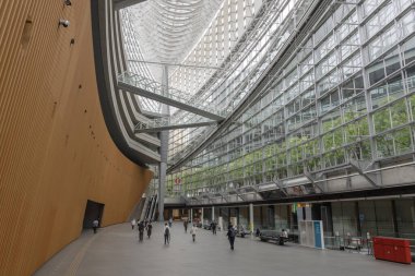 Tokyo, Japonya - 13 Mayıs 2024: Japonya 'daki Tokyo Uluslararası Forum' un halka açık salonu. Modern mimarinin harika bir örneği..