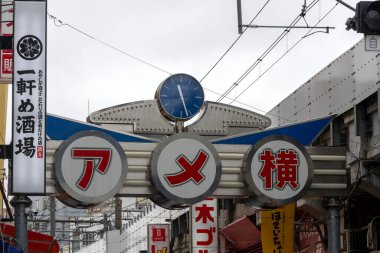 Tokyo, Japonya - 13 Mayıs 2024: Tokyo, Japonya 'daki Ameyoko market mahallesi. Ameyoko Alışveriş Sokağı yükseltilmiş demiryolu hattının altında bir mağaza koleksiyonudur..