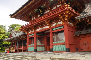 Kamakura, Japonya - 14 Mayıs 2024: Japonya, Kamakura 'daki Tsurugaoka Hachimangu Tapınağı manzarası. Bu güzel tapınak 800 yıldan fazladır var.